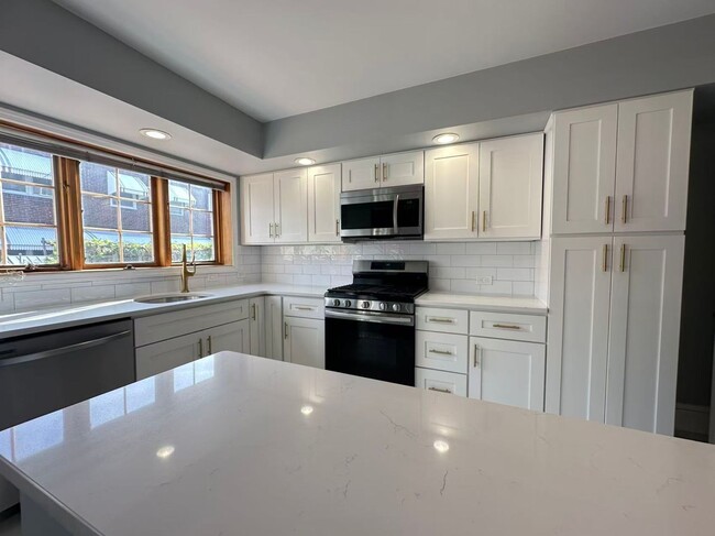 Building Photo - 3B2B House near Complex Sport Center Available NOW