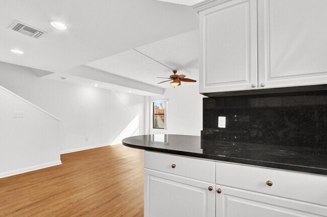 Building Photo - 52 Uno Lago Dr