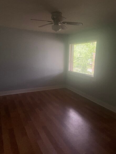 Living room - 2004 N Palace Ave