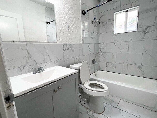 Building Photo - Huge 2 bed 1 bath