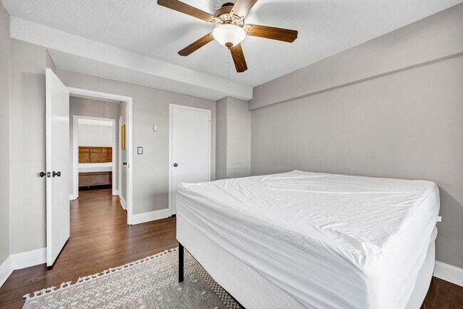 Building Photo - 2 Bedroom 1 Bathroom with Washer/Dryer