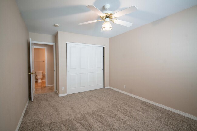 Building Photo - Beautiful Walnut Ridge Home!