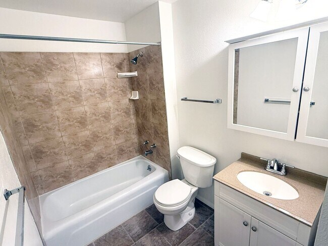 Building Photo - Clean & Quiet 3 Bed / 2.5 Bath Town Home with 2 Car Garage in Arvada