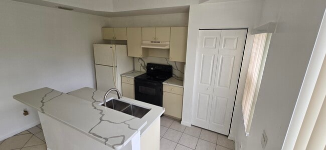 Building Photo - 4942 Leeward Ln