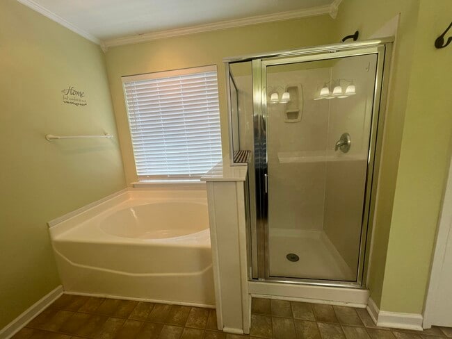 Building Photo - 565 Batty Way
