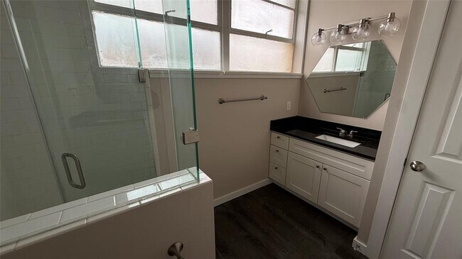 Building Photo - 809 Vance St