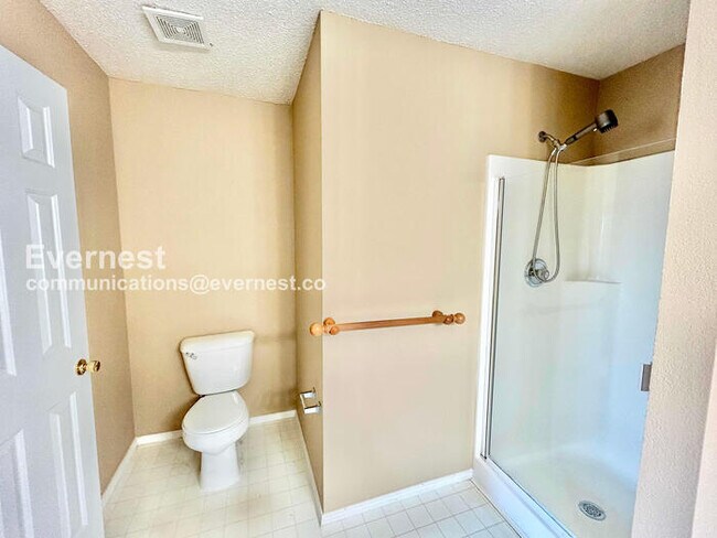 Building Photo - 4 Bed, 2 Bath Home with Fenced Yard & Garage / Available Now!