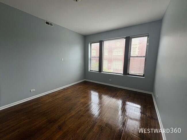 Building Photo - 705 E 62nd St