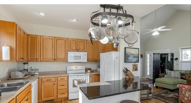 Building Photo - 477 Probart St