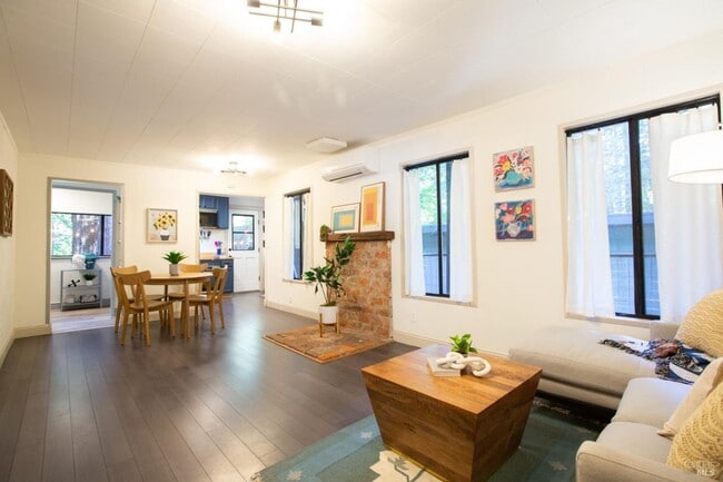 Building Photo - 654 Square Foot remodeled 2 bedroom, 1 bat...