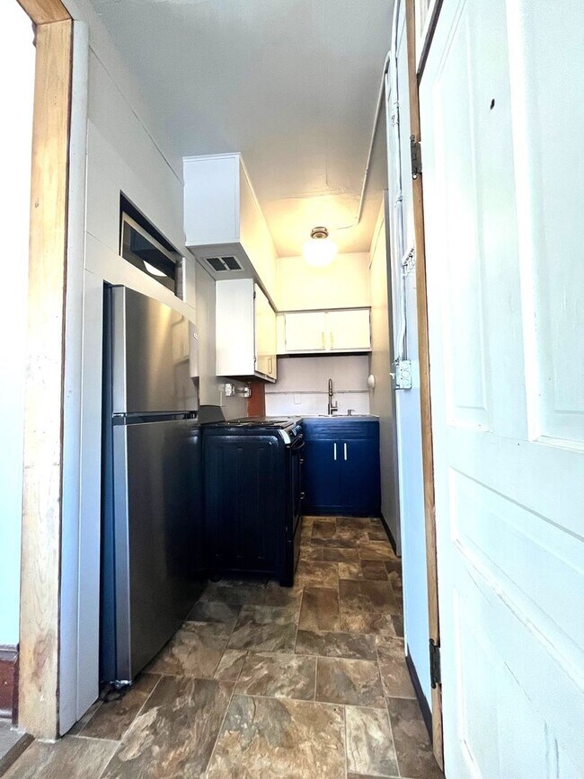Building Photo - Light Filled Top Floor 1 Bedroom in Unbeatable Hip Strip Location!