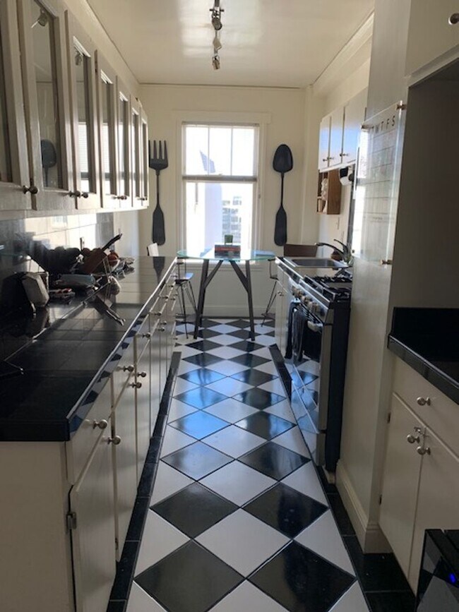 Building Photo - Pacific Heights: Unfurnished 4th Floor Apt w/ Optional Garage Parking & Shared Roof Deck Availabl...