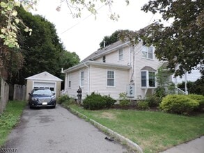 Building Photo - 213 Holmes St