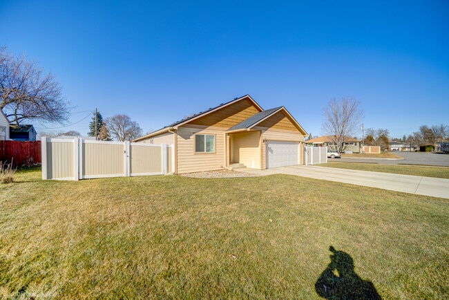 Building Photo - 1923 N Nelson St