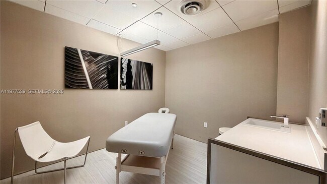 Building Photo - 460 NE 28th St