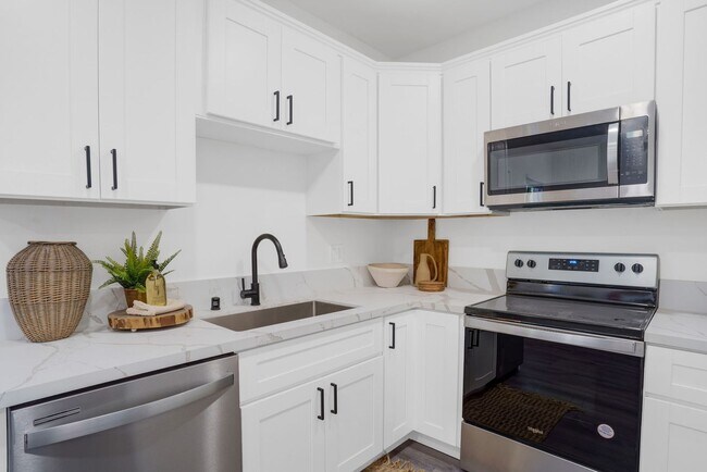 Building Photo - Beautiful Renovated 2 Bed/1 Bath Unit