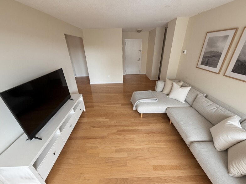 Family Room - 4500 S Four Mile Run Dr