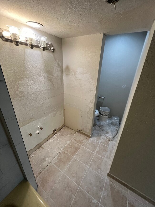 Building Photo - 408 Carter Dr