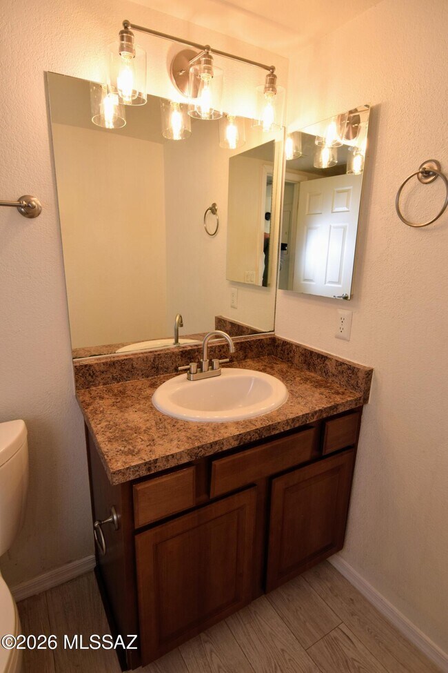 Building Photo - 5855 N Kolb Rd