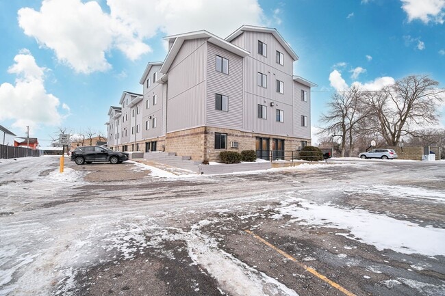 Building Photo - 5 bedroom 2 Bathroom 4 level townhome