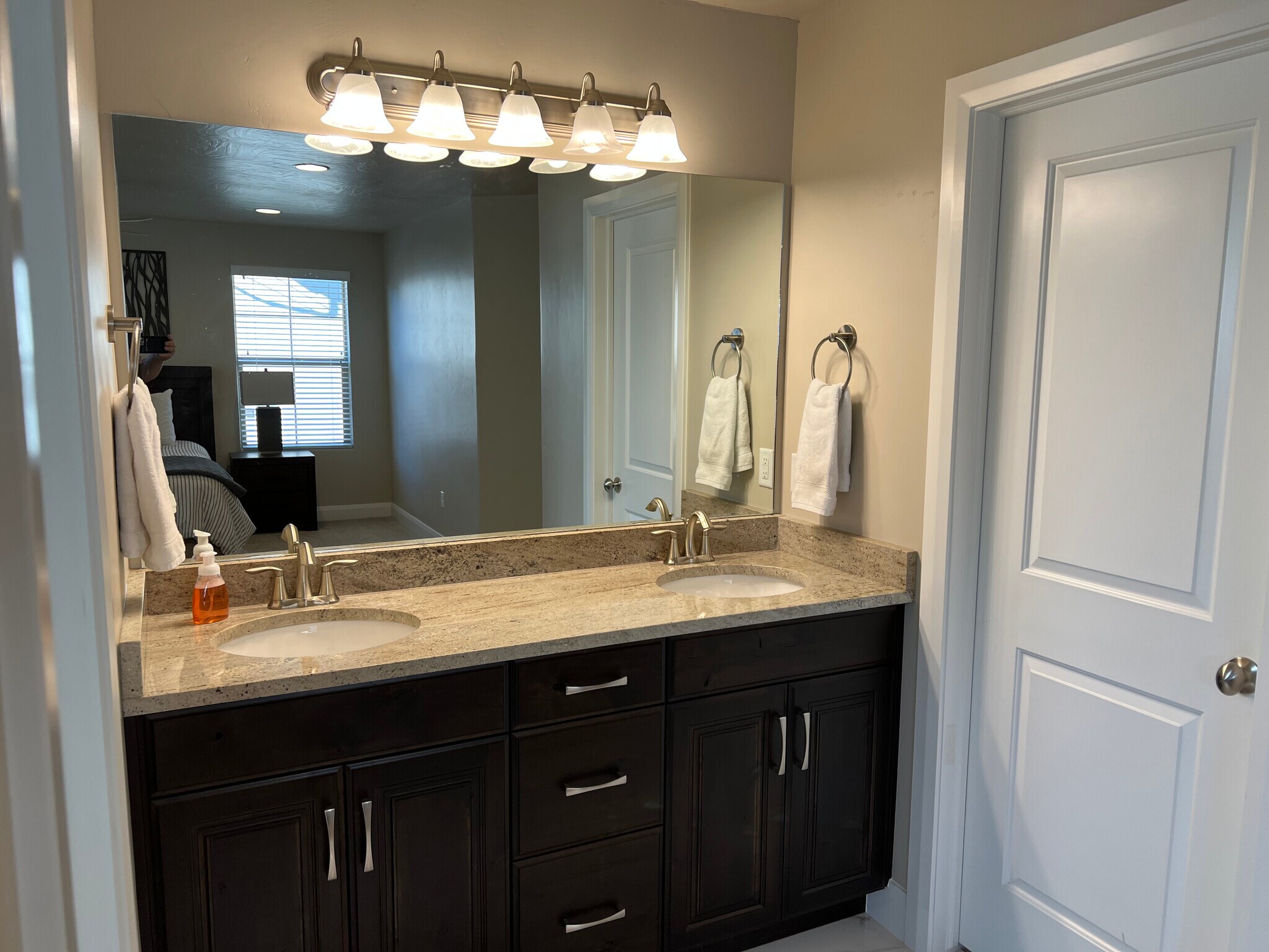 Building Photo - 1911 E Fiesta Ln