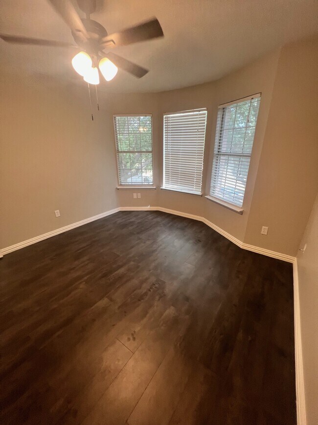 Building Photo - 2213 Ridgewood Dr