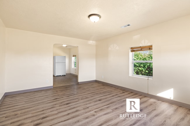 Building Photo - 3 Bedroom House in Central Point!
