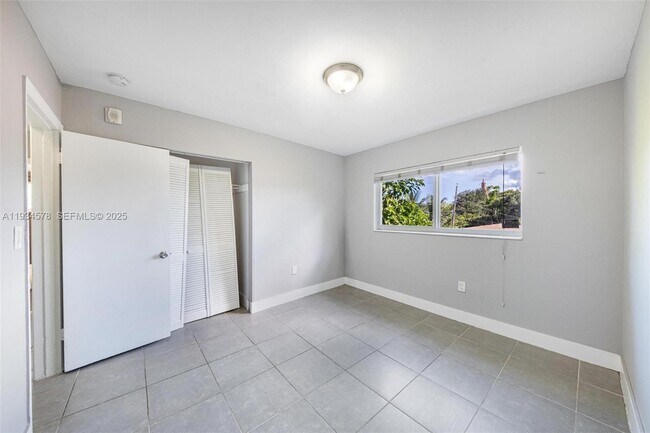 Building Photo - 1960 NE 161st St