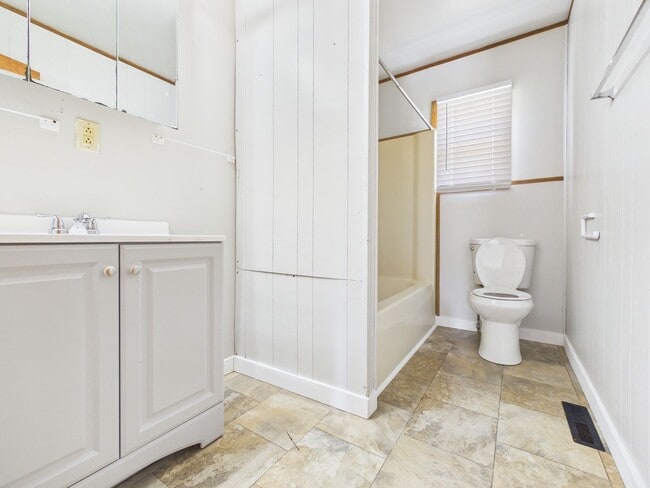 Building Photo - 711 W 3rd Ave