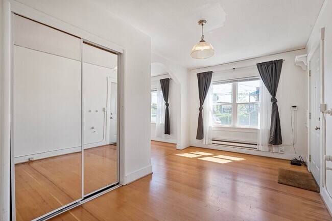 Building Photo - Charming close-in Foster-Powell studio in four-plex—Updated kitchen & bath, shared laundry, share...