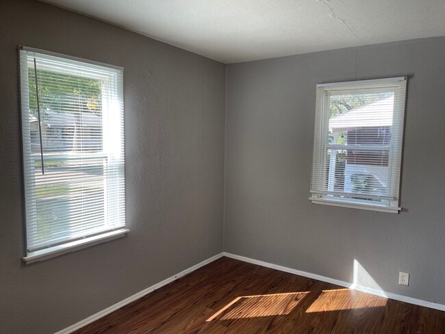 Building Photo - 908 Gregory Dr