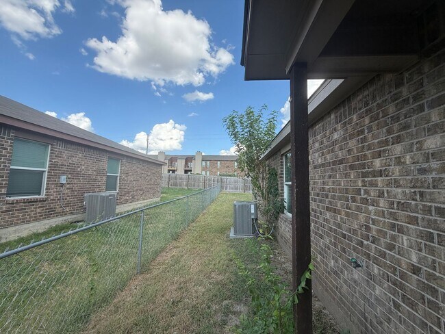 Building Photo - 403 Olaf Dr
