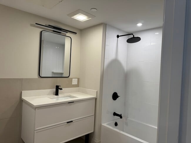 Building Photo - 100 Lincoln St