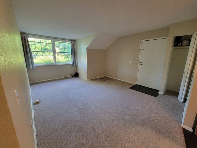 Building Photo - Nicely Updated One Bedroom Condo Available...