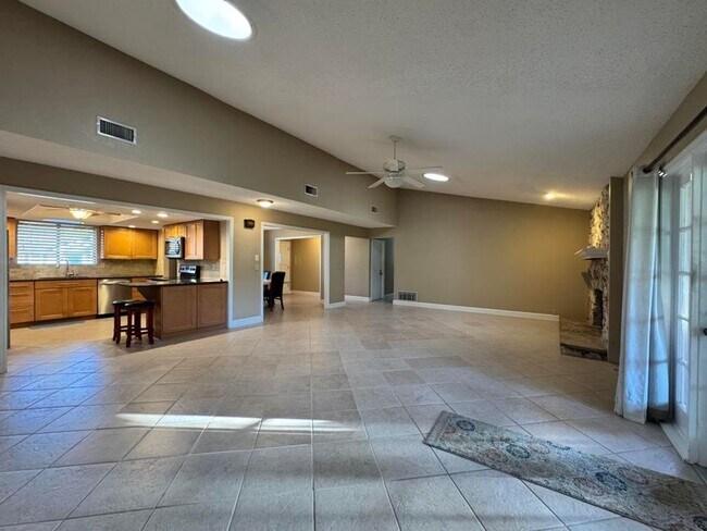 Building Photo - 653 Pelican Bay Dr