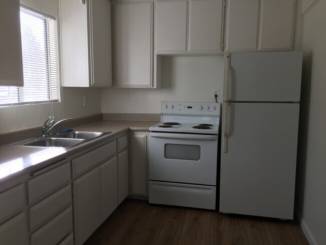 Building Photo - Country living