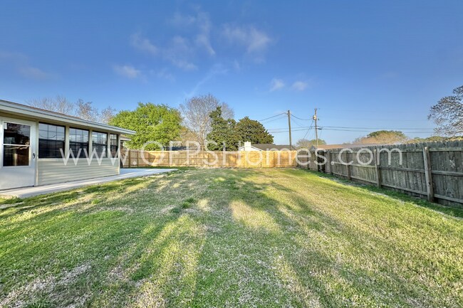 Building Photo - Move-in Special w/ Signed Lease by April 15