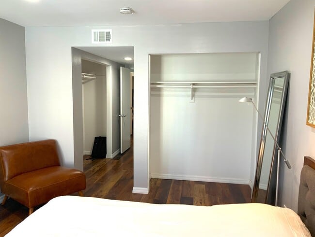 Building Photo - 955 E 3rd St