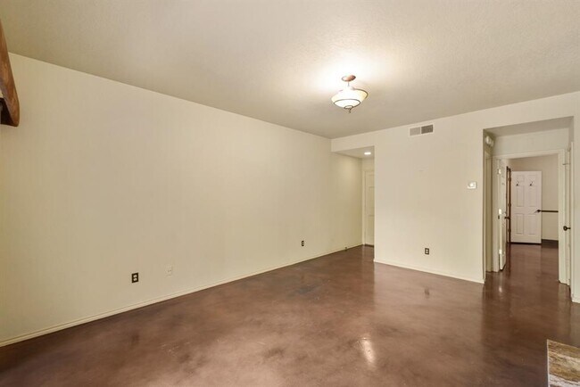 Building Photo - 4711 Spicewood Springs Rd