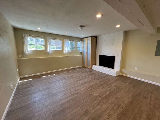 Building Photo - 5 Bedroom Home in Cul-de-sac AVAILABLE NOW!
