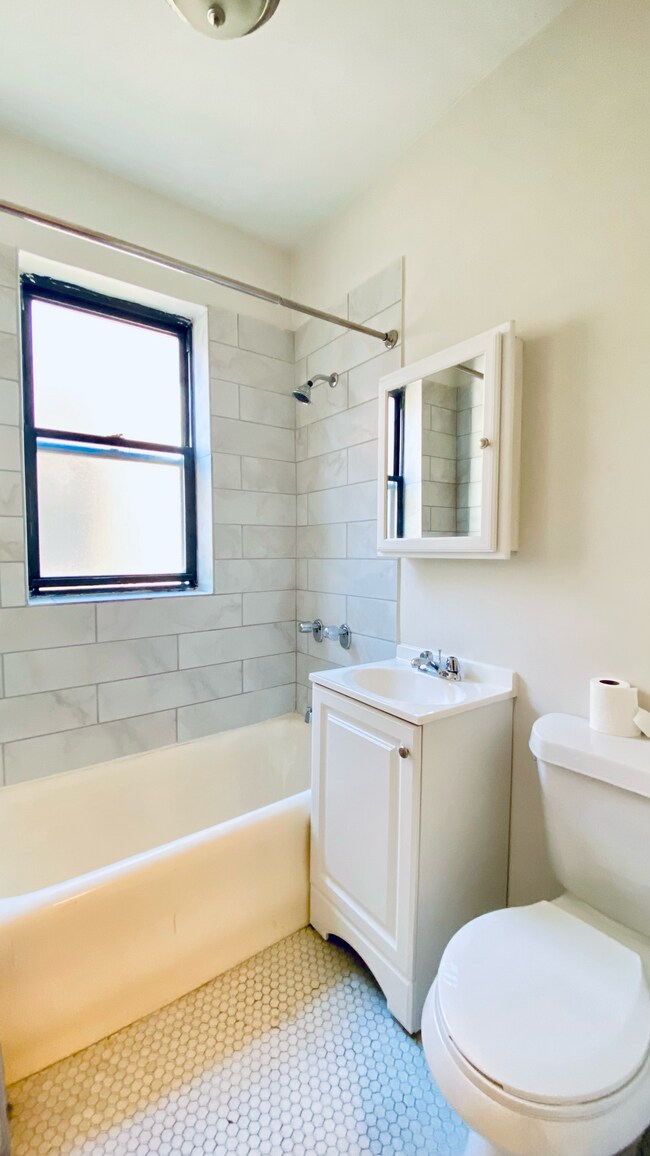 Building Photo - 839 West Sheridan-308