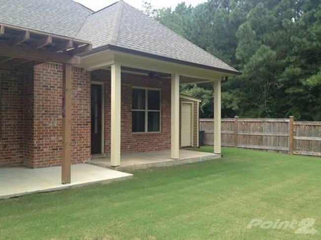 Building Photo - Oxford’s Best Neighborhood!!