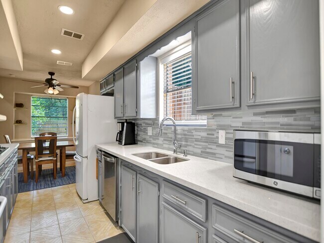 Building Photo - 21902 Meadowhill Dr