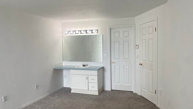 Building Photo - Desirable Milton Home!