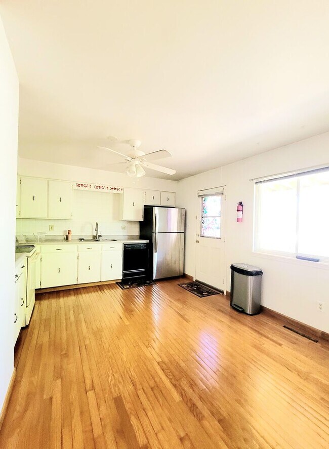 Building Photo - 4 bedroom home with fenced back yard!