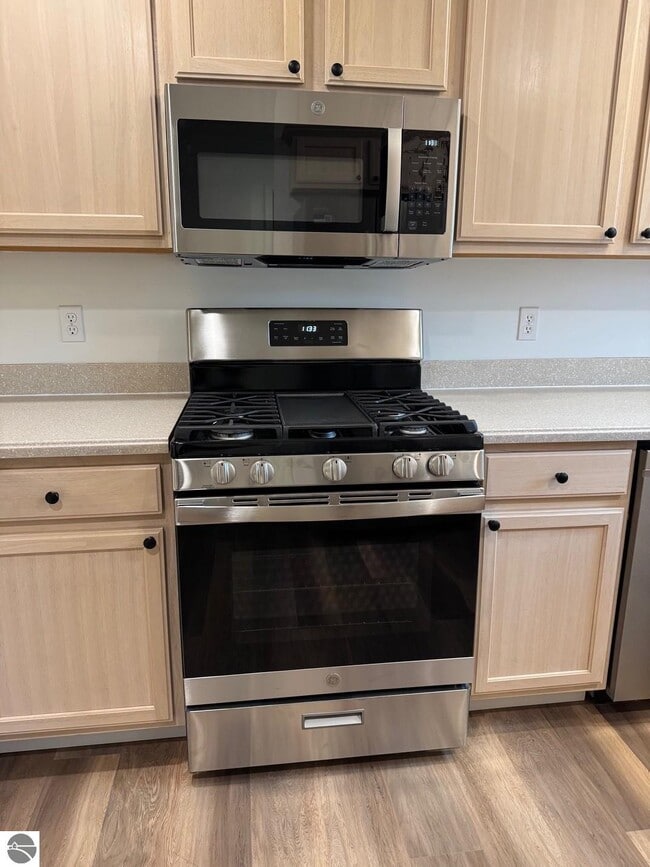 Building Photo - 1495 Newport St