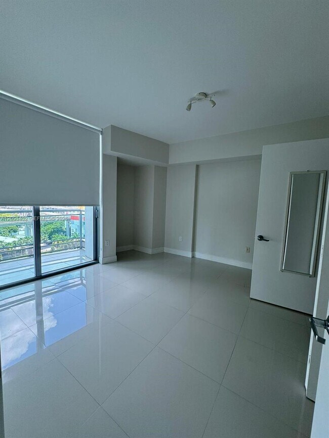 Building Photo - 350 S Miami Ave