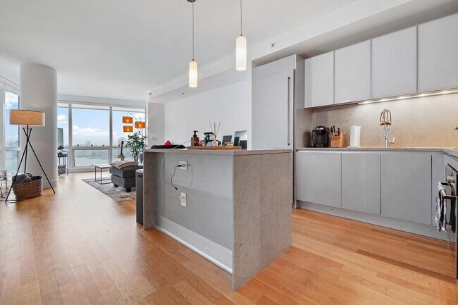 Building Photo - 77 Hudson St