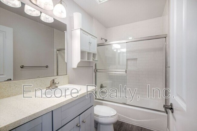 Building Photo - 8545 Villa La Jolla Dr