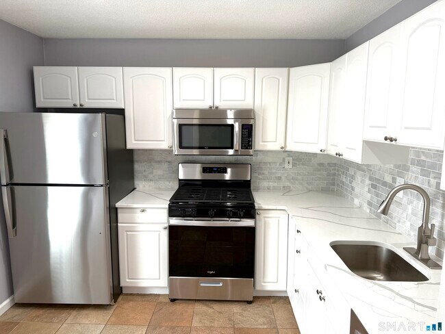 Building Photo - 9 Watch Hill Cir